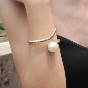 BRACELET IN METAL AND PEARLS WITH GEOMETRIC CUFF 
