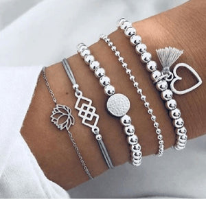 LOT DE 4 BRACELETS CHAINES AVEC DES  PERLES EN PIERRE