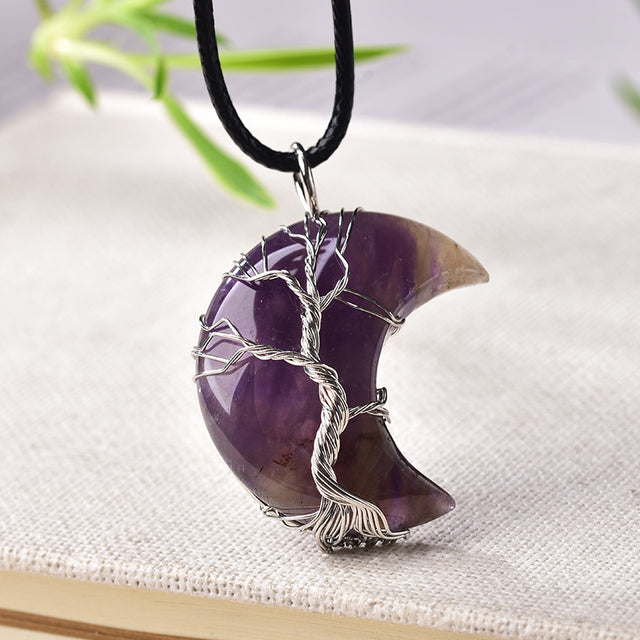 PENDENTIF EN CRISTAL NATUREL EN FORME DE LUNE